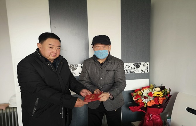 迎新春  送温暖  开云手机平台-IOS/安卓通用版/手机APP入口春节慰问离休老党员、老干部